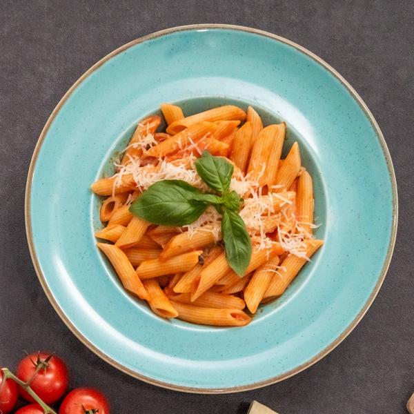 Paste cu sos de roșii și busuioc